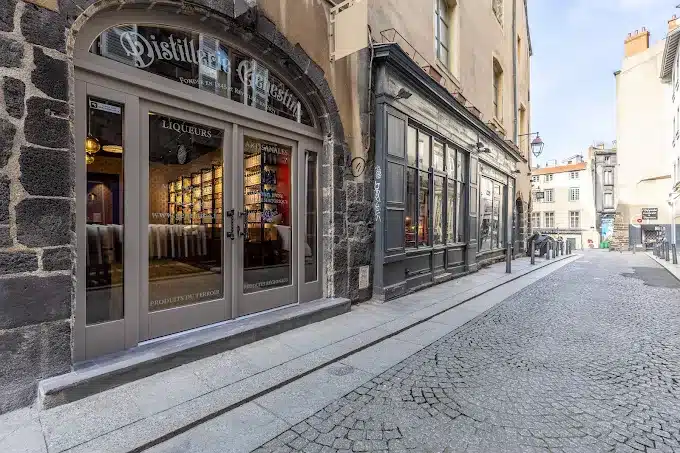 Visiter une distillerie en Auvergne : la Maison Génestine